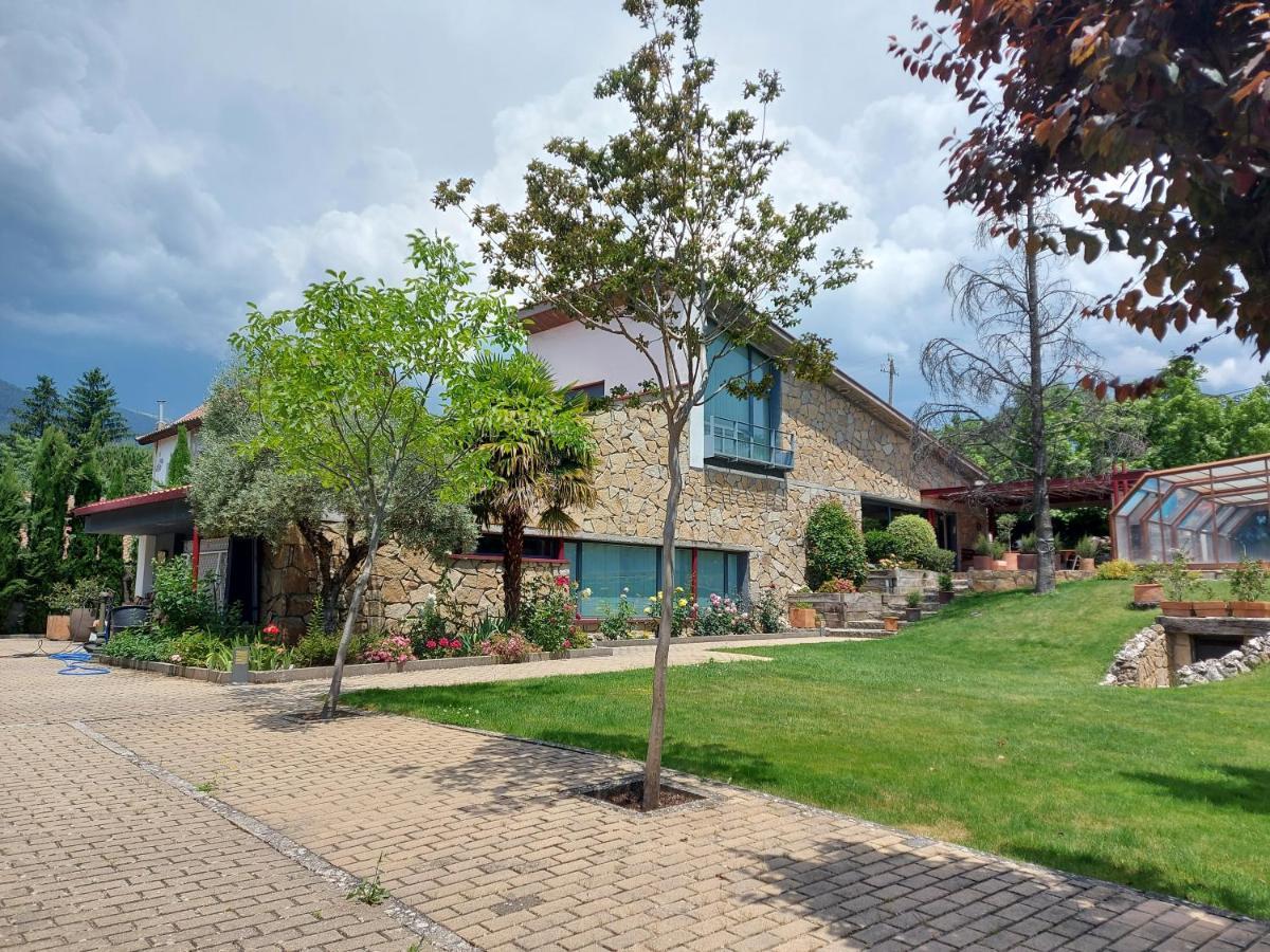 Fantástica vivienda con amplio jardín y piscina Cercedilla Exterior foto