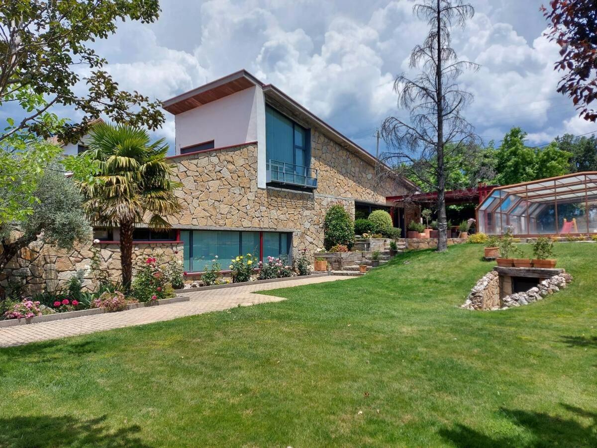 Fantástica vivienda con amplio jardín y piscina Cercedilla Exterior foto