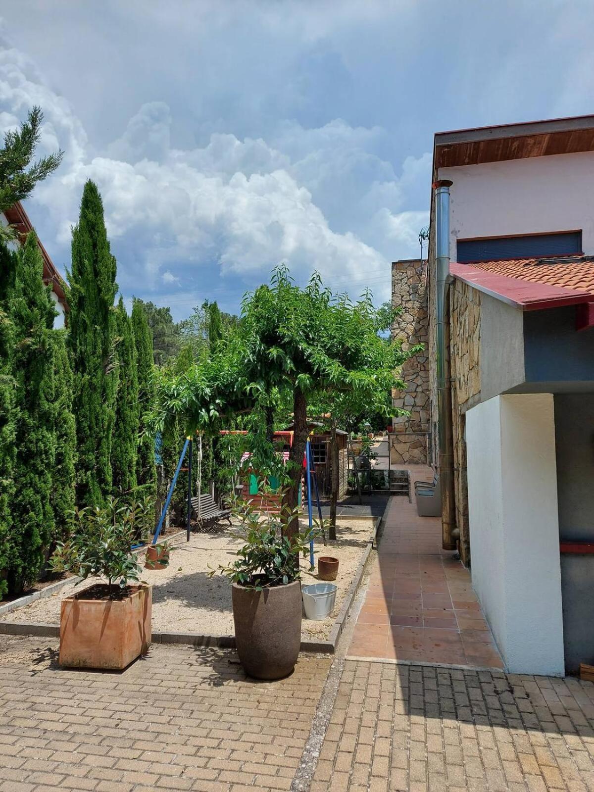Fantástica vivienda con amplio jardín y piscina Cercedilla Exterior foto